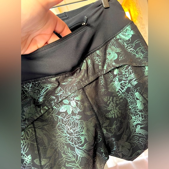 NWOT Lululemon “Speed Up short” 4”, logo Flourish Black iridescent foil, size 4 - Picture 7 of 17